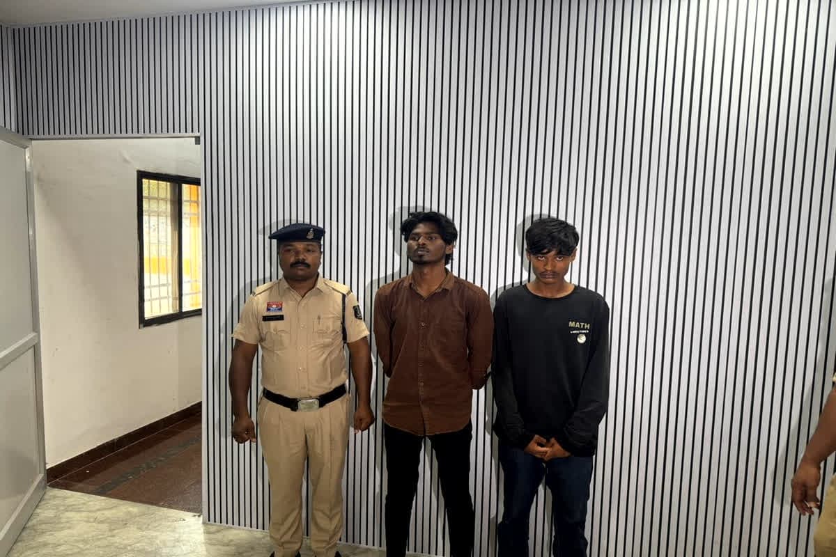 Raipur Crime News: рд░рд╛рдпрдкреБрд░рд╛ рдУрд╡рд░ рдмреНрд░рд┐рдЬ рд▓реВрдЯ рдХрд╛рдВрдб рдореЗрдВ рдкреБрд▓рд┐рд╕ рдХреЛ рдорд┐рд▓реА рд╕рдлрд▓рддрд╛, рддреАрди рдирд╛рдмрд╛рд▓рд┐рдЧ рд╕рдореЗрдд 5 рдЖрд░реЛрдкрд┐рдпреЛрдВ рдХреЛ рдХрд┐рдпрд╛ рдЧрд┐рд░рдлреНрддрд╛рд░