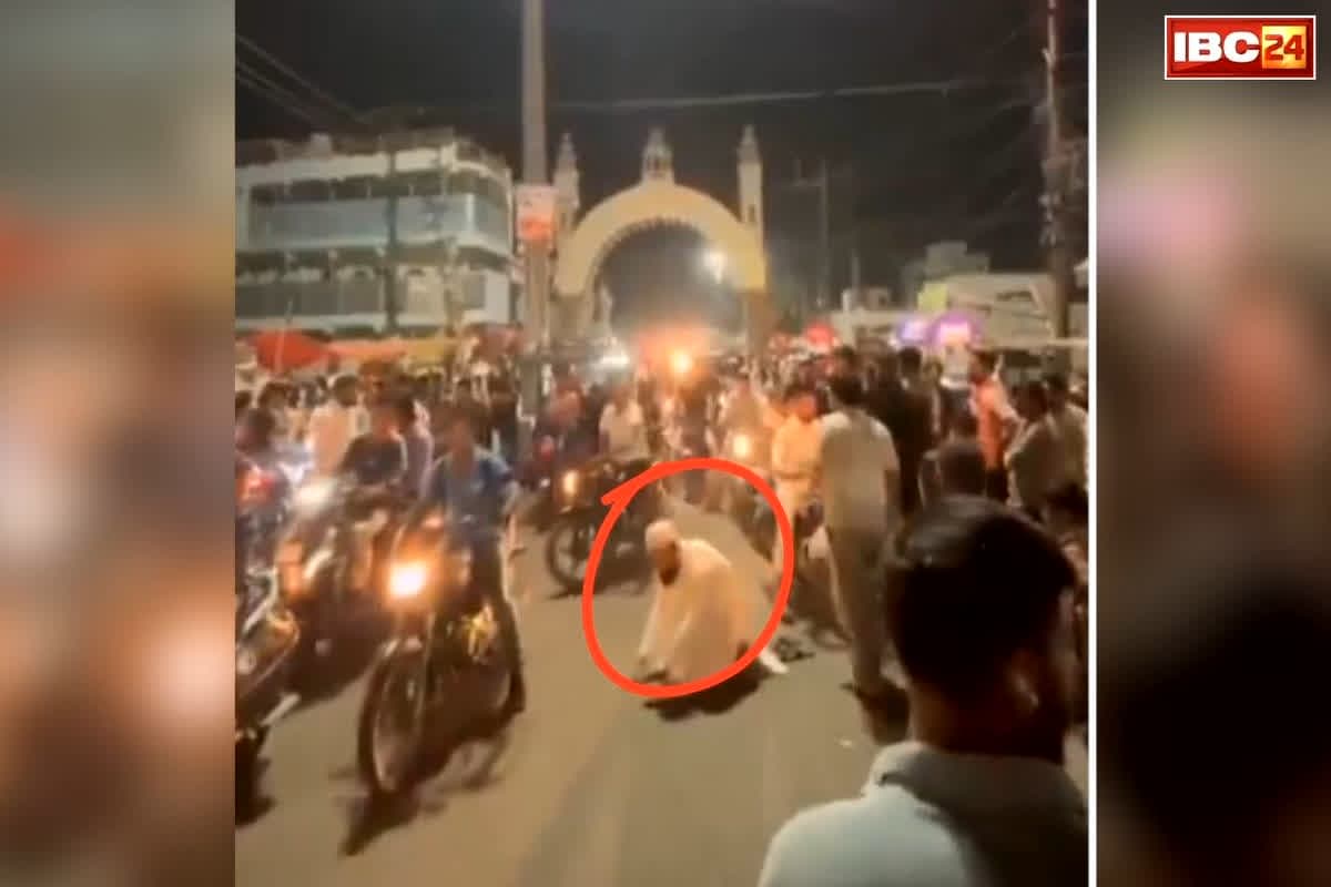 UP Road Namaz Case: UP Road Namaz Case: सड़क के बीचों बीच ऐसा काम कर रहा था मुस्लिम युवक, वीडियो वायरल होते ही मचा बवाल, पुलिस ने ऐसे निकाला भूत
