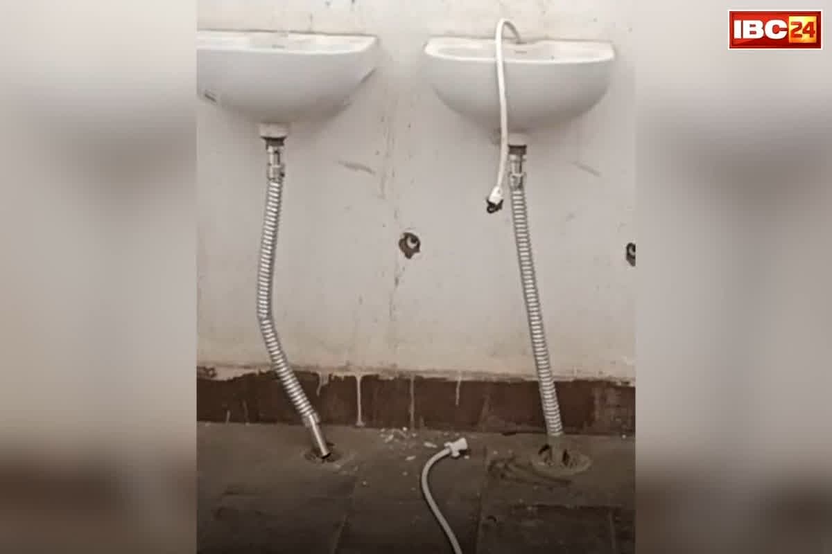 Ambikapur Congress Office Theft: छत्तीसगढ़ के इस जिले में कांग्रेस कार्यालय में चोरी, इतने लाख का सामान उठा ले गए चोर, दीवारों पर लिखा-‘आई लव यू’
