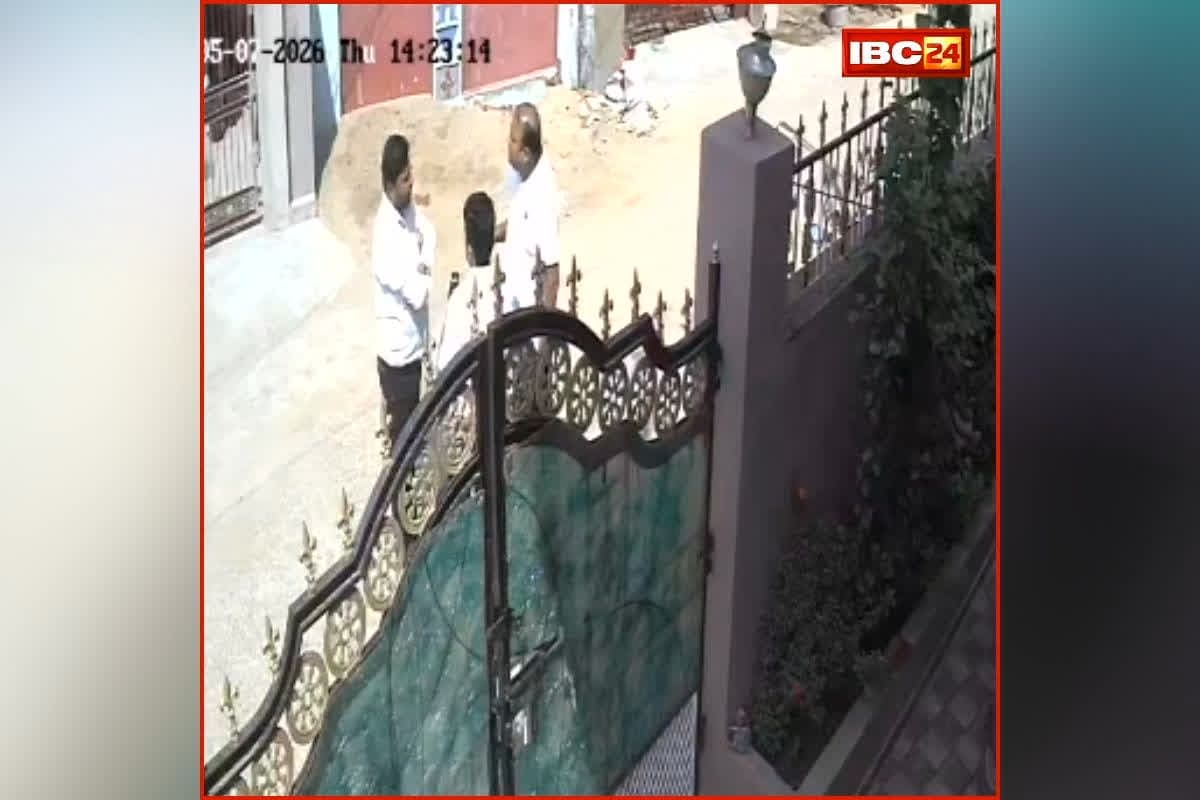 Bhanupratappur Viral Video: ठेकेदारों की दबंगई, PWD कर्मचारी के साथ किया ऐसा काम, वीडियो सोशल मीडिया पर वायरल