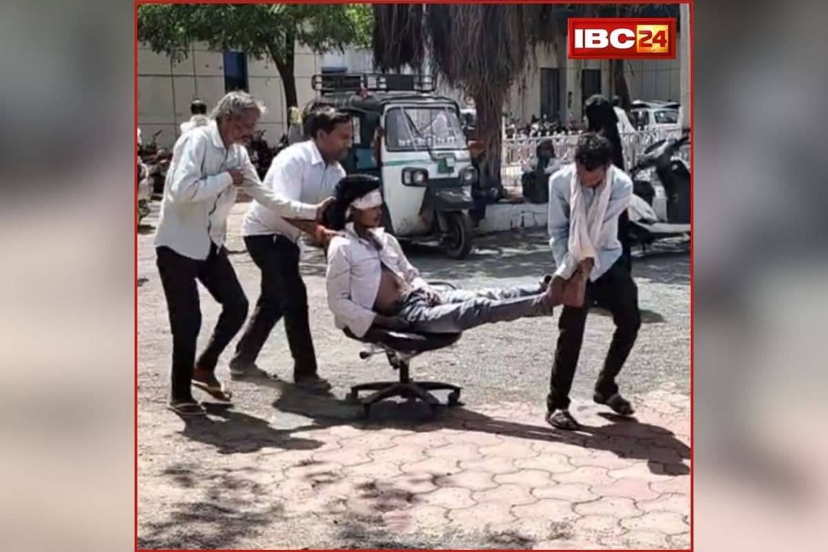 Guna Hospital Video : जिला अस्पताल में बड़ी लापरवाही, मरीज के लिए कुर्सी को ही बना दिया स्ट्रेचर, वीडियो वायरल होते ही मचा बवाल… सवालों के घेरे में सिस्टम