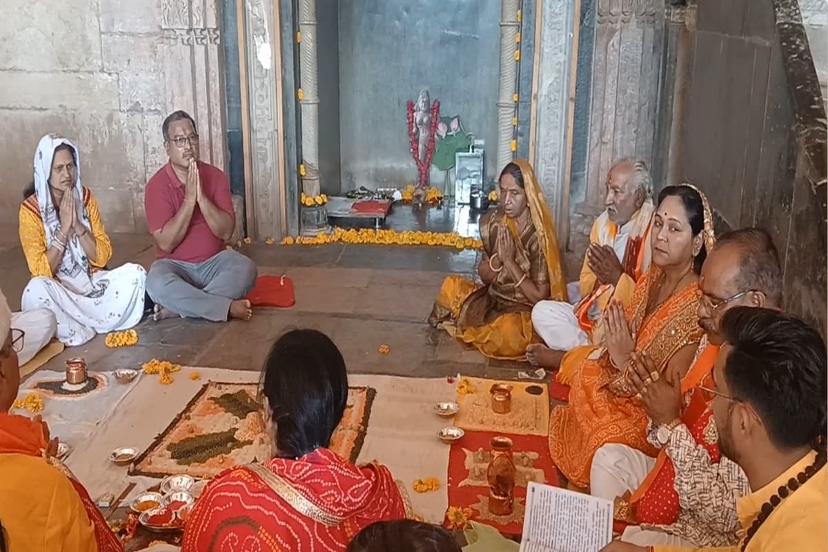 Dhar Bhojshala News: हाईकोर्ट के फैसले के बाद भोजशाला में दिखा ये अदभूत नजारा, गर्भगृह में विराजी मां वाग्देवी की प्रतिमा, मंत्री सहित ये बड़े अफसर हुए शामिल