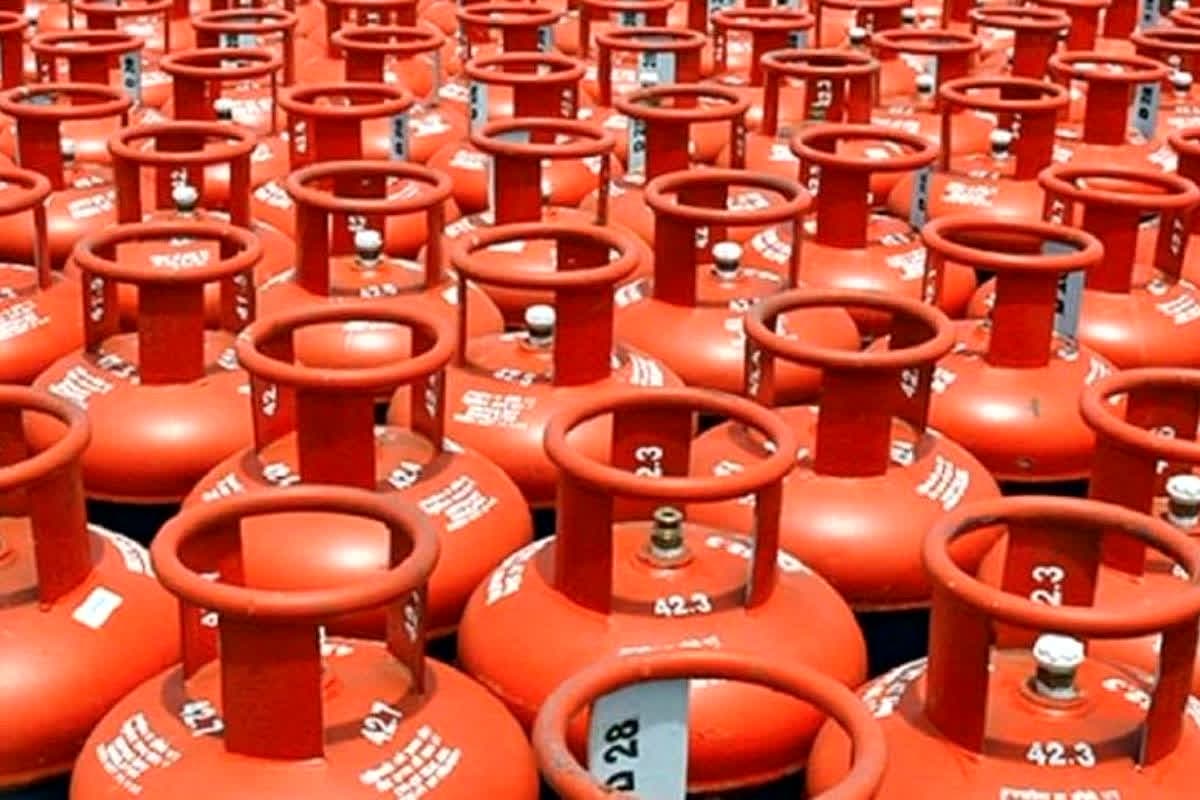 LPG Gas Cylinder Price News: रसोई गैस पर मंडरा रहा बड़ा खतरा! सप्लाई संकट के बीच क्या जनता को फिर लगेगा महंगाई का झटका?