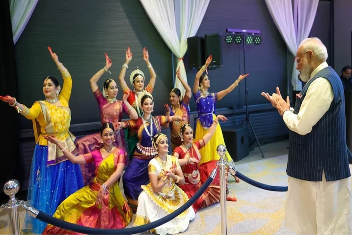 Vande Bharat: द हेग में गूंजा ‘भारत माता की जय’! डच कलाकारों ने भारतीय शास्त्रीय संगीत के साथ किया PM मोदी का स्वागत, यहां देखें मंत्रमुग्ध कर देने वाली तस्वीरें