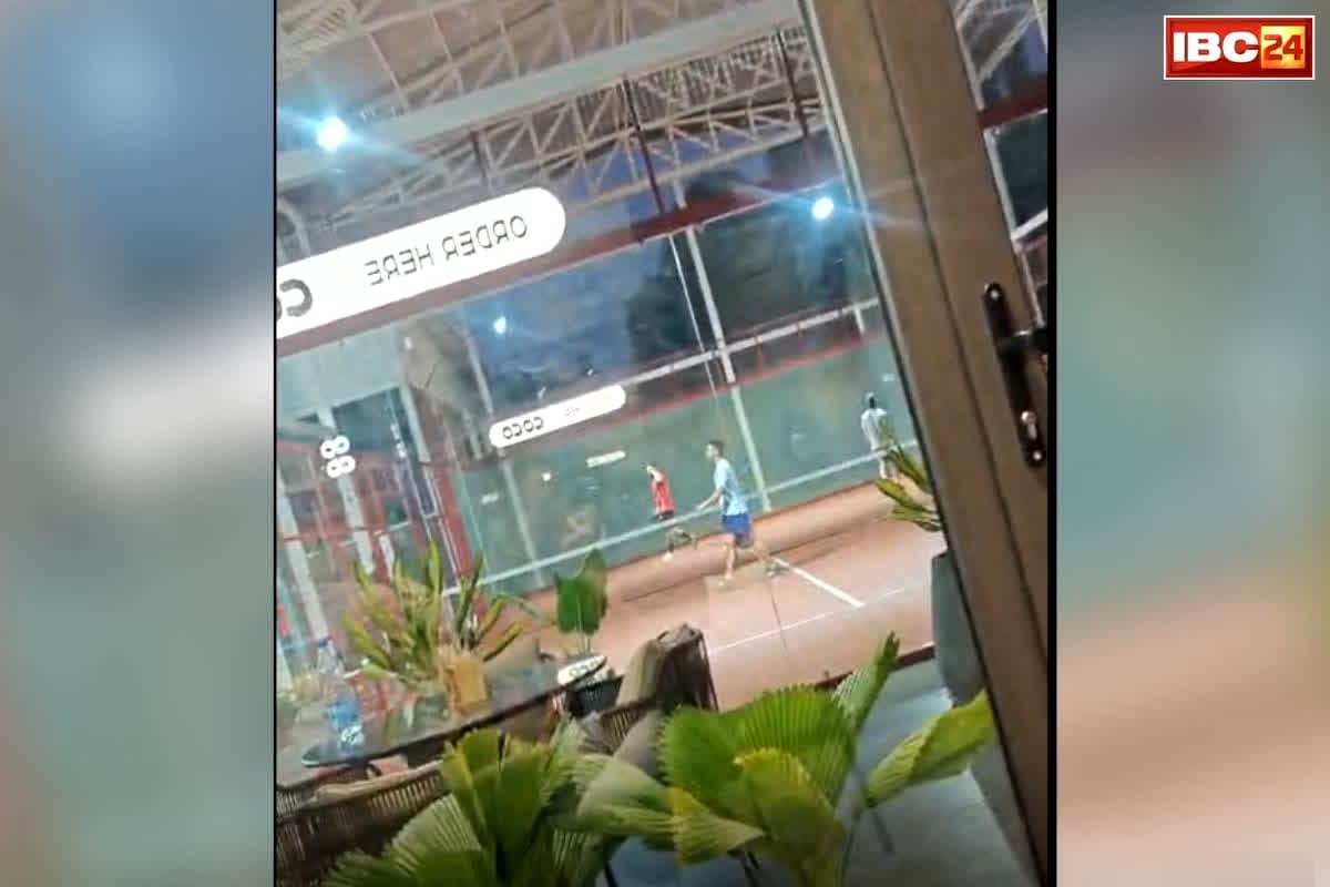 Virat Kohli Raipur Cafe: राजधानी रायपुर के इस कैफे में क्वालिटी टाइम स्पेंड करते दिखे RCB के खिलाड़ी, ये करते हुए कैमरे में कैद हुए किंग कोहली, आप भी देखें वीडियो