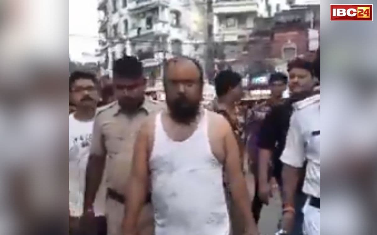 TMC Leaders Viral Video: बनियान-बॉक्सर में सड़क पर घुमाए गए TMC के नेता! पश्चिम बंगाल पुलिस की बड़ी कार्रवाई, इन अपराधों में रह चुके हैं शामिल