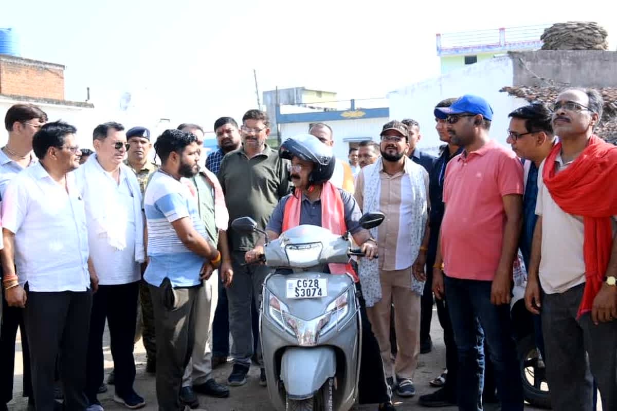 DY CM Arun Sao News: स्कूटी पर सवार होकर नगर भ्रमण पर निकले डिप्टी सीएम, विकास कर्यों का लिया जायजा, महिलाओं और बच्चों से की मुलाकात