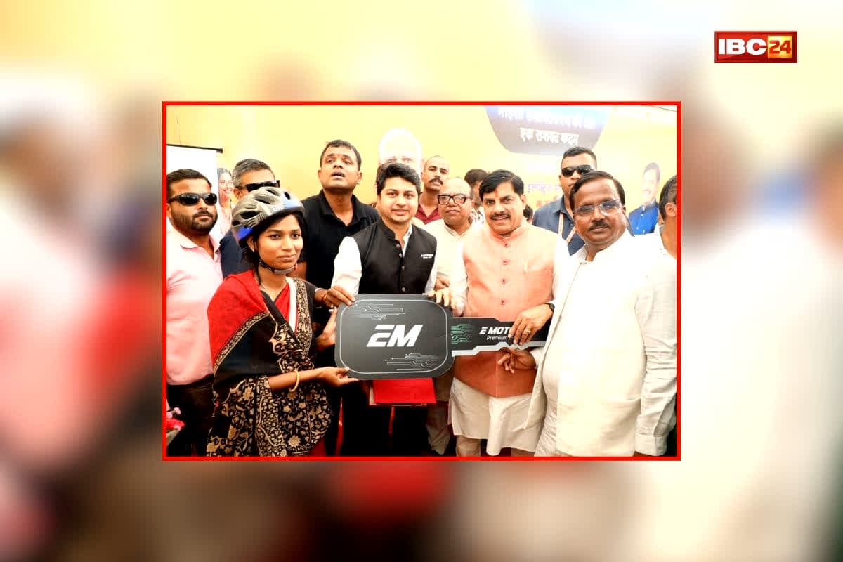 CM Dr. Mohan Yadav News: सीएम डॉ. मोहन यादव ने महिलाओं को दी सौगात, किया ई-साइकिलों का वितरण, कहा- कर्मयोगी बहनों को मिलेगी नई शक्ति