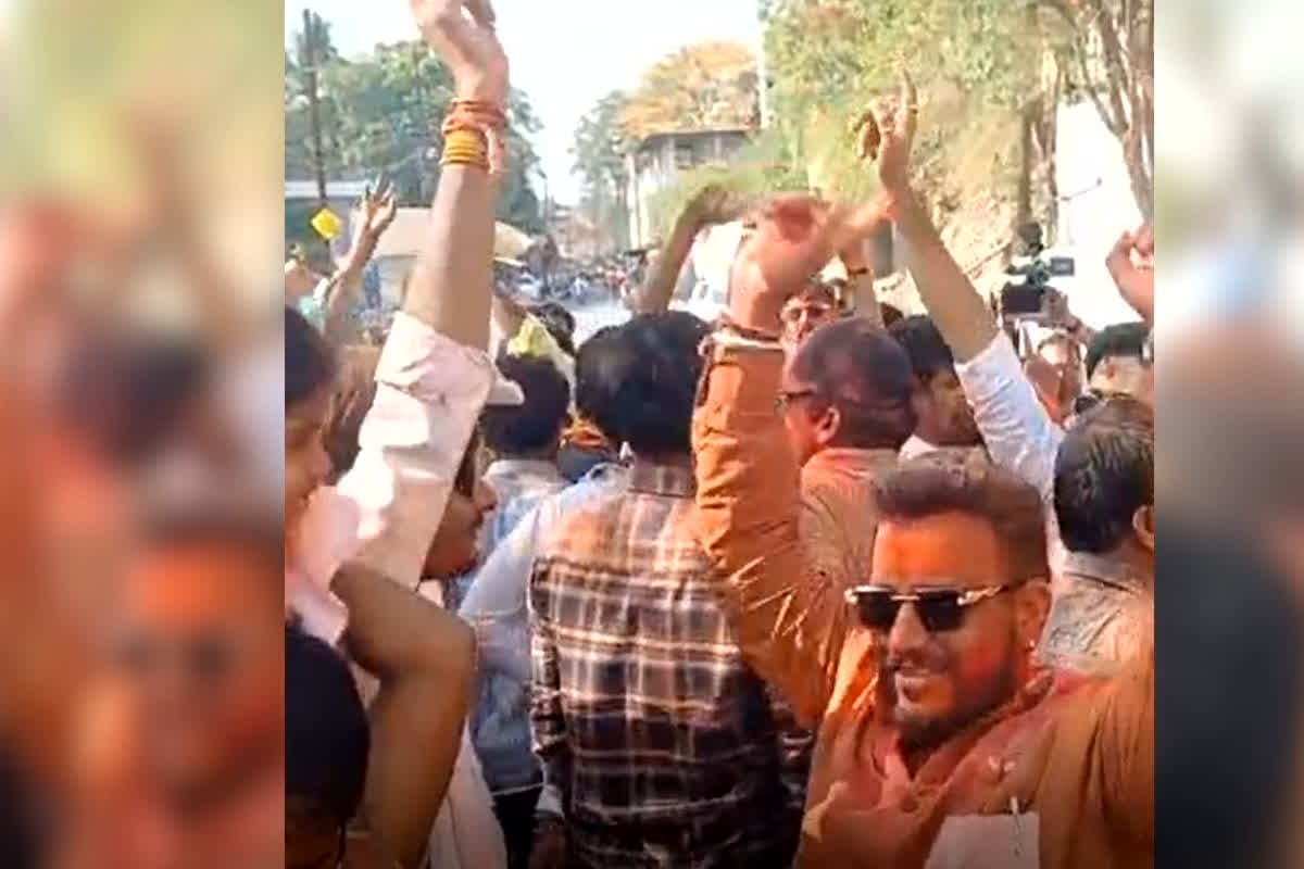 Dhar Bhojshala Celebration: हाईकोर्ट के फैसले के बाद भोजशाला में जश्न का माहौल, श्रद्धालुओं ने मंदिर में पूजा-अर्चना कर एक दूसरे को लगाया गुलाल, आप भी देखें वीडियो