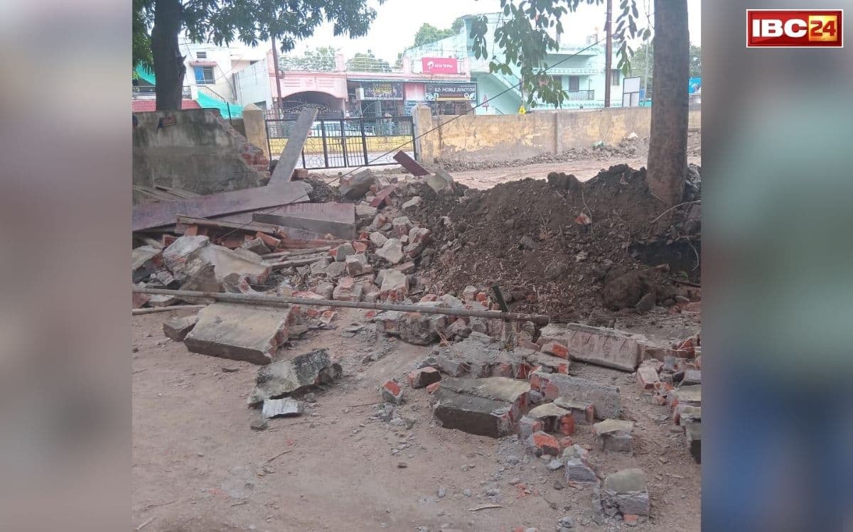 Raipur School Wall Collapse: राजधानी रायपुर के स्कूल में बड़ा हादसा, परिसर में खेल रही इतनी बच्चियों पर अचानक गिरी दीवार, चीख-पुकार से दहल उठा पूरा इलाका
