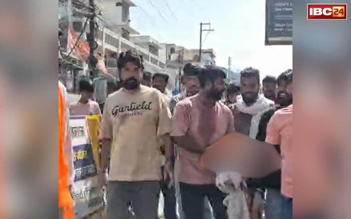 Ratlam Cow Body News: बकरीद के बीच रतलाम में तनाव..! इस हाल में मिले गौवंश के अवशेष, कटा हुआ सिर लेकर सड़क पर उतरे लोग, इब तक इतने हिरासत में