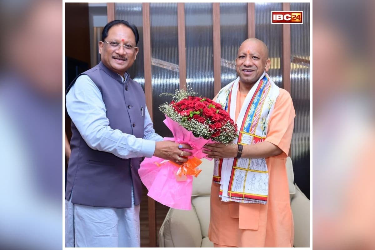 Yogi Adityanath CG Visit: छत्तीसगढ़ दौरे पर पहुंचे मुख्यमंत्री योगी आदित्यनाथ, सीएम साय ने किया आत्मीय स्वागत, दोनों के बीच इन मुद्दों पर हुई चर्चा