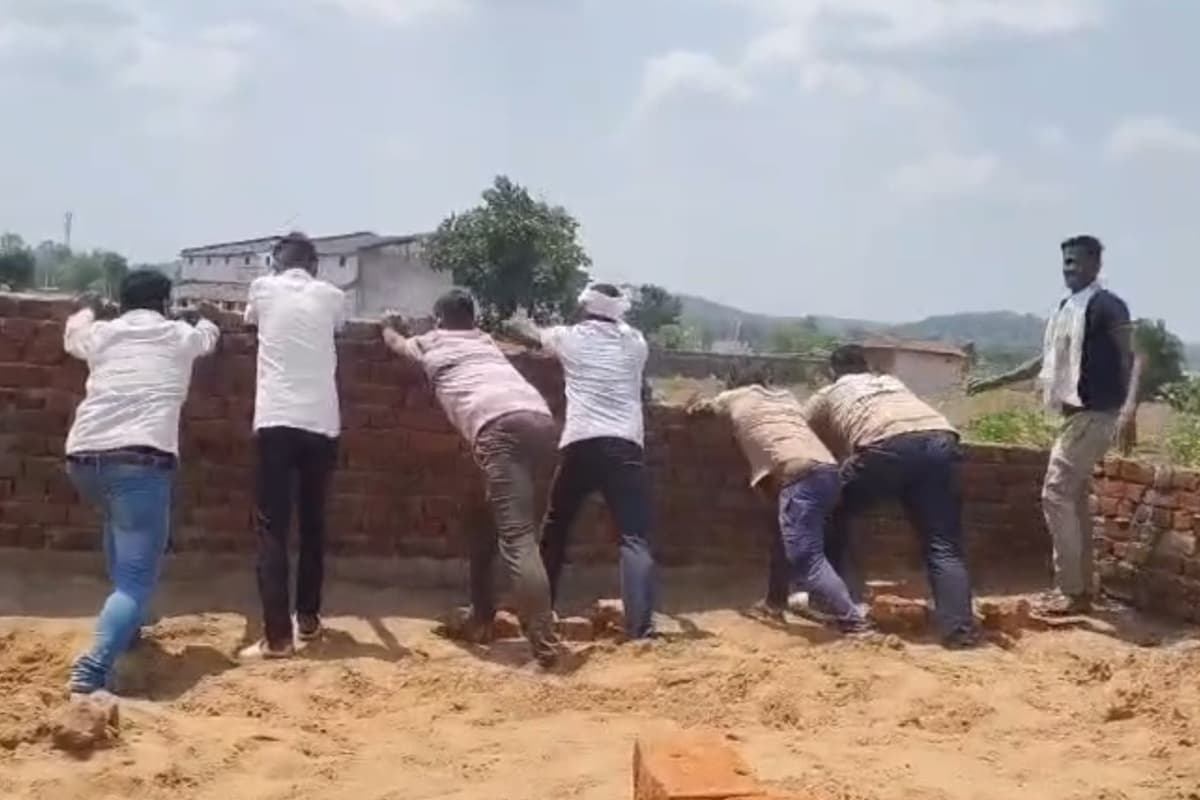 Chhattisgarh Illegal Church: छत्तीसगढ़ के इस जिले में चर्च निर्माण को लेकर बवाल! ग्रामीणों ने खुद गिराई बाउंड्रीवॉल, लगाया धर्म परिवर्तन कराने का आरोप