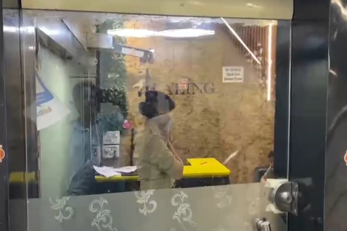 Police Raid in Spa Center: शहर के इस स्पा सेंटर में हो रहा था अनैतिक काम! पुलिस ने मारी रेड, मैनेजर सहित दो युवकों को हिरासत में
