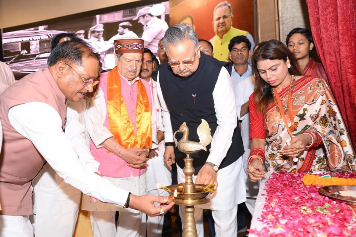 CG News: आपातकाल स्मृति दिवस कार्यक्रम में शामिल हुए सीएम साय, स्मारिका का किया विमोचन, लोकतंत्र सेनानियों के लिए कह दी ये बड़ी बात