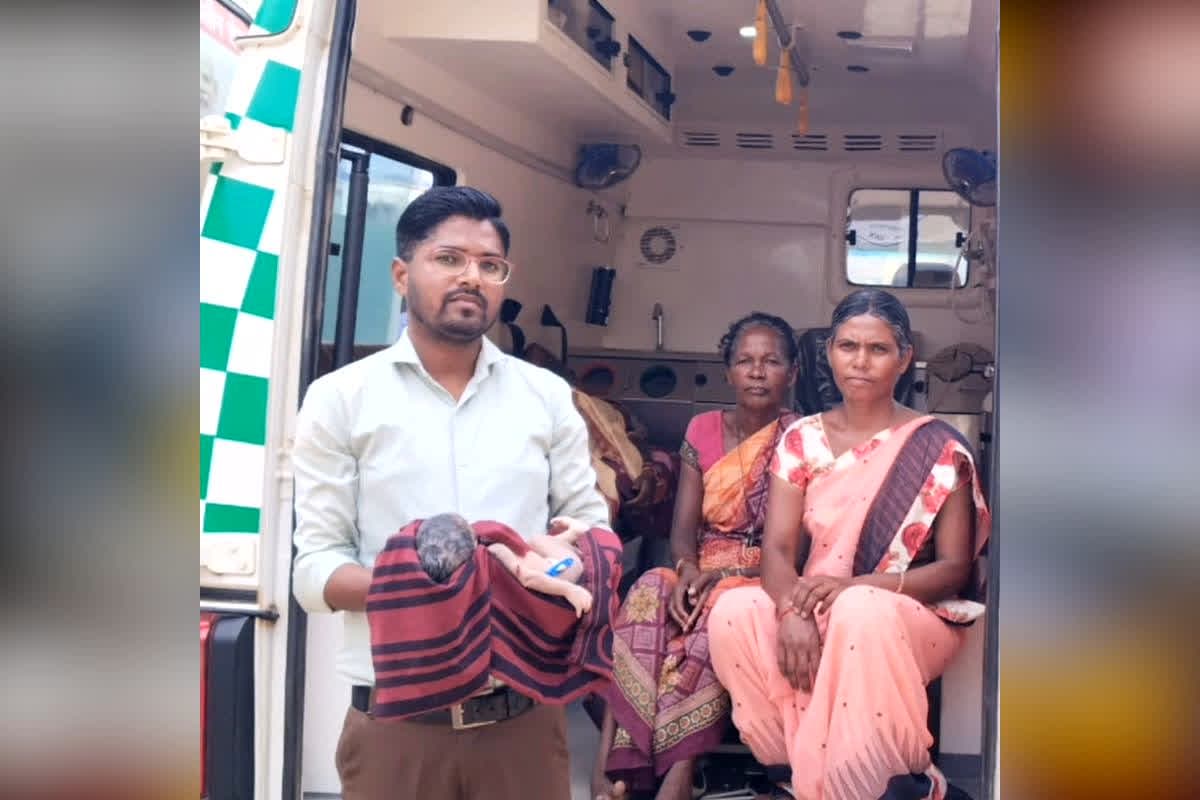 108 Ambulance Delivery Balrampur : रील नहीं, रियल लाइफ का ‘3 Idiots’ मोमेंट! बीच हाईवे में ही एम्बुलेंस बन गई ‘डिलीवरी रूम’, EMT ने बचाई दो-दो जान