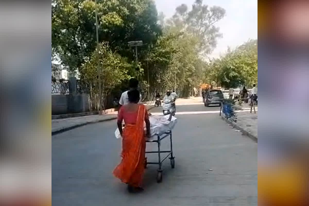 Indore MY Hospital Medical Negligence : मां भीगी चुन्नी से बचाती रही, पिता खींचता रहा स्ट्रेचर! तड़पते मासूम की तस्वीर ने खोली सरकारी अस्पतालों की हकीकत