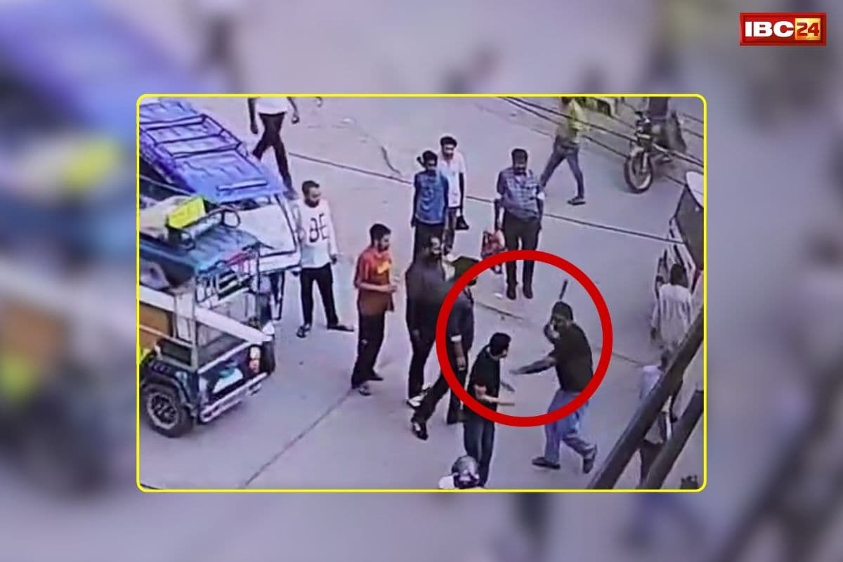 Rewa Shilpi Plaza Fight Video: सड़क पर बेल्ट-डंडों से दो युवकों की बेरहम पिटाई, सीसीटीवी में कैद हुई दबंगई, आप भी देखें वीडियो