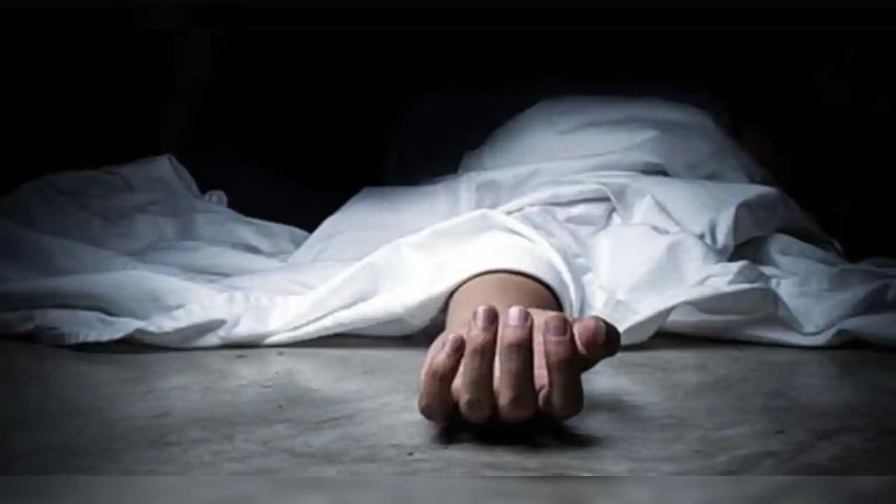 Income Tax Officer Death News: बंद कमरे में इस हाल में मिले वरिष्ठ आयकर अधिकारी, नजारा देख लोगों के उड़े होश, मौके पर पहुंची पुलिस ने शुरू की जांच