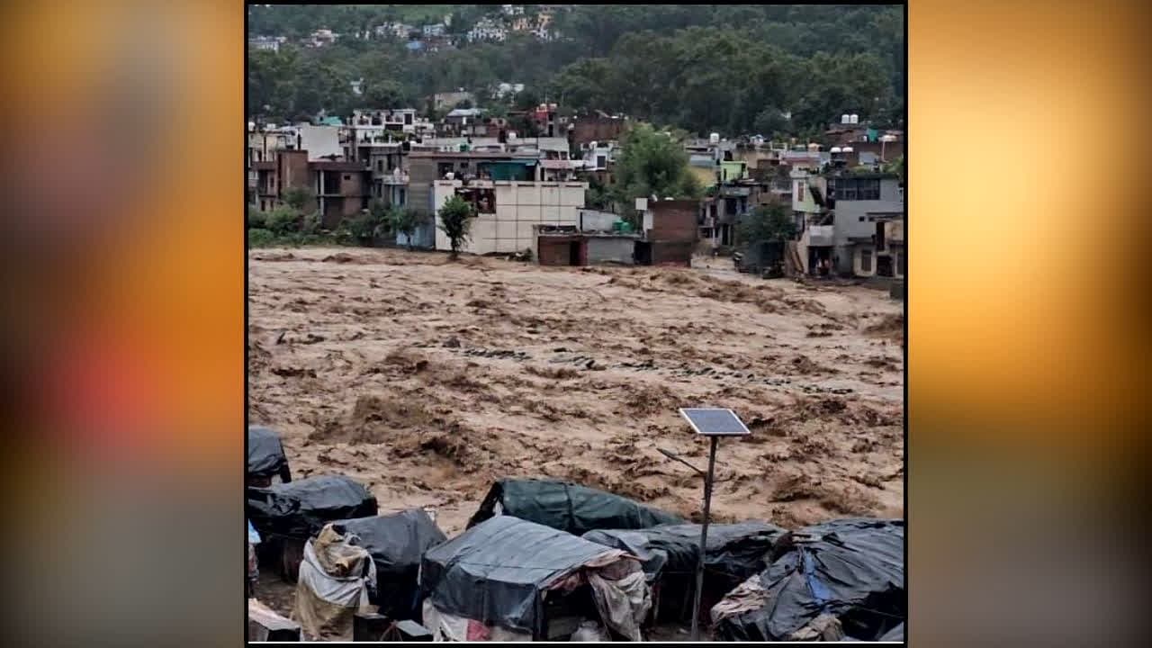 Jammu Kashmir Landslide News : भारी बारिश के बीच मौत बनकर टूटा पहाड़! एक ही झटके में उजड़ गई 7 जिंदगियां, पूरे इलाके में मचा हड़कंप