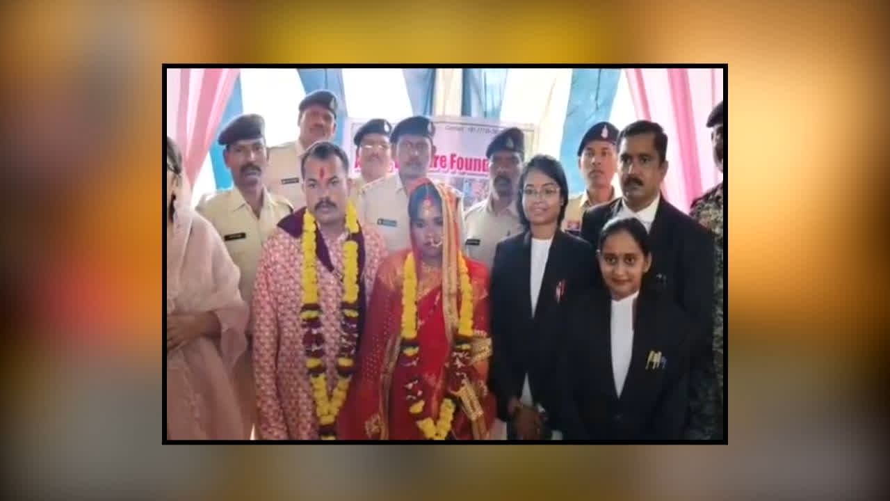 Jagdalpur Jail Mein Shaadi : जेल बना मंडप, वकील बने बाराती! सलाखों के बीच गूंजे शादी के मंत्र, कोर्ट के आदेश पर प्रेमी जोड़े ने लिए सात फेरे