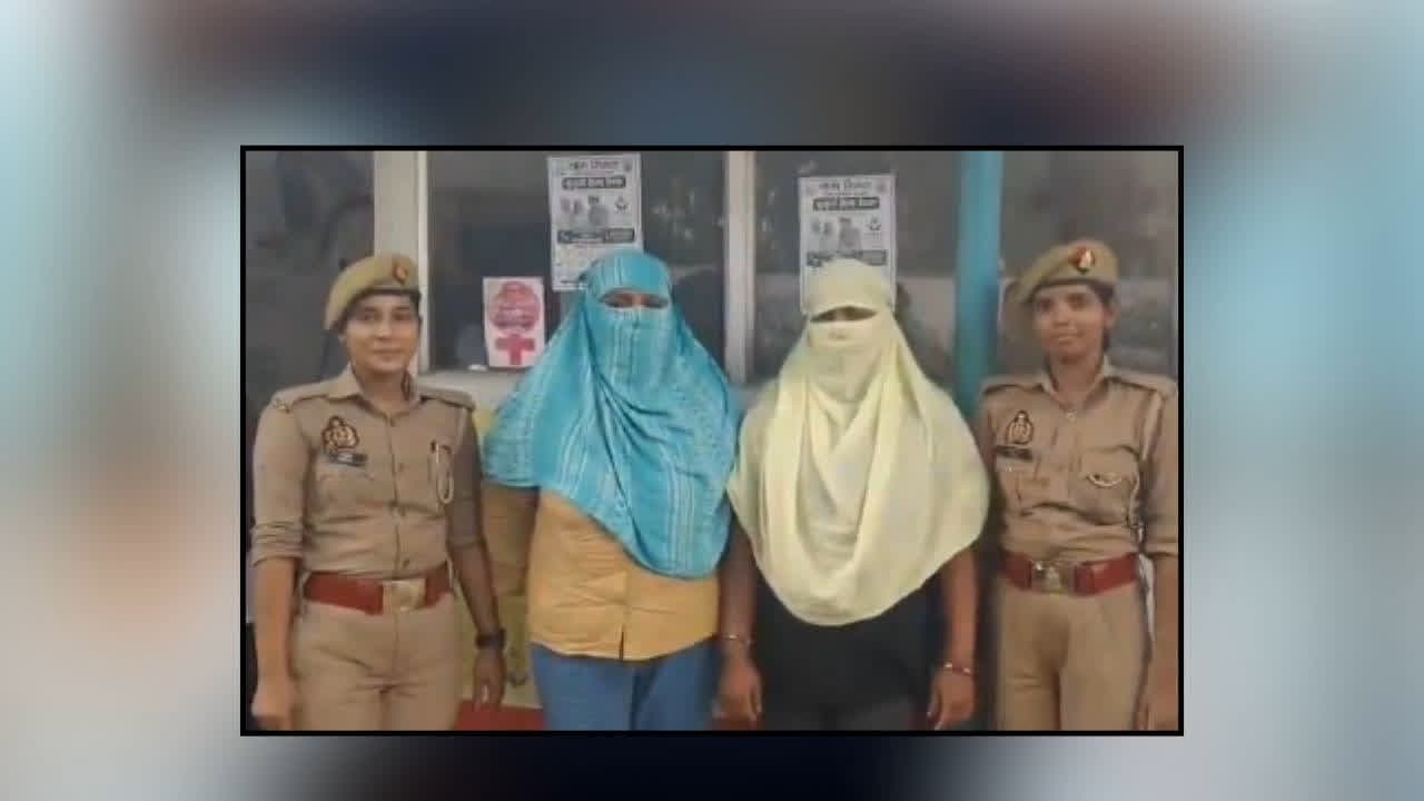 Varanasi Mardon ko Ashleel Ishare : राह चलते मर्दों से सरेआम छेड़छाड़ और गंदी हरकतें.. करती थी इस तरह के अश्लील इशारे.. दो जवान लड़कियां चढ़ी हत्थे