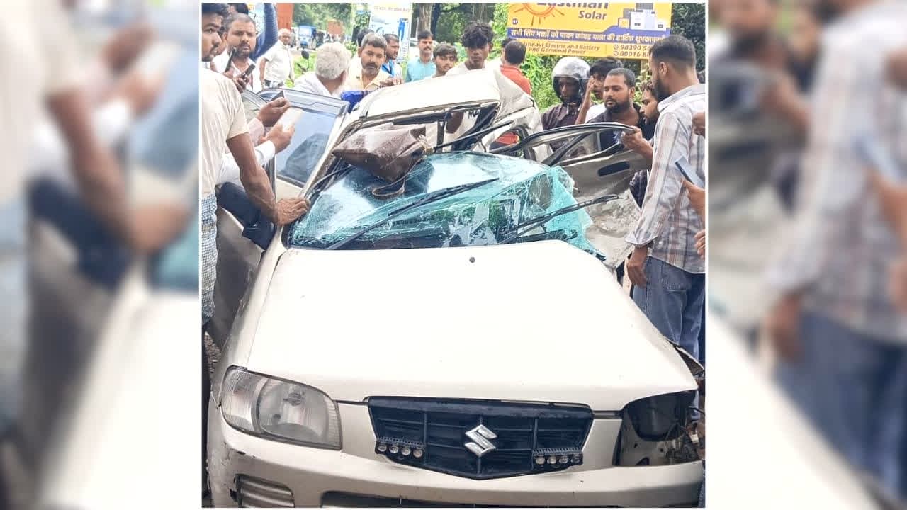 Barabanki Road Accident: तेज रफ्तार डंपर बनी काल, भीषण सड़क हादसे में चार लोगों की मौत, कार के उड़े परखच्चे….मंजर देख कांप उठे लोग