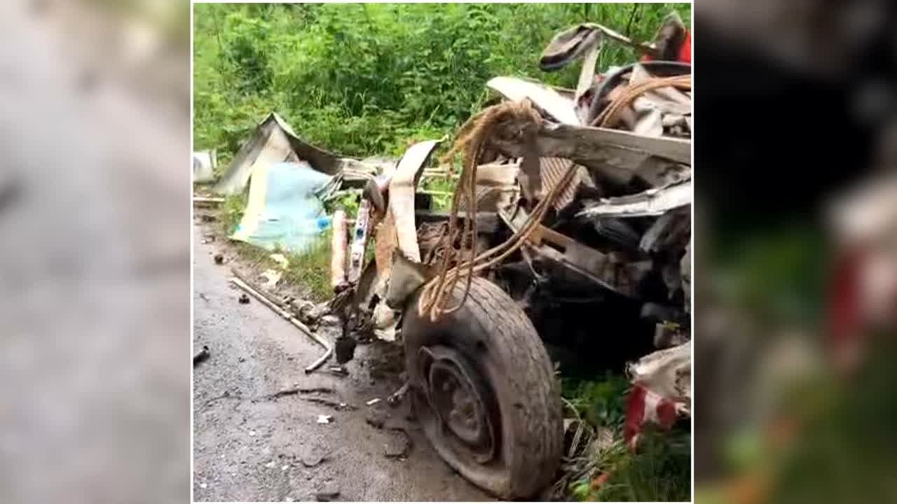 Chhattisgarh Road Accident: छत्तीसगढ़ में दर्दनाक सड़क हादसा, मजदूरों से भरी पिकअप ट्रक से भिड़ी, सड़क पर बिछ गई लाशें, गाड़ी के उड़े परखच्चे