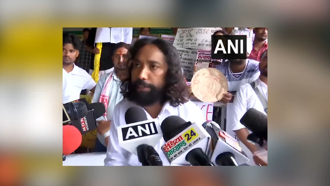 Devendra Nath Mahato: मां को खो दिया, लेकिन लड़ाई नहीं छोड़ी…’ अब सोनम वांगचुक की राह पर निकला यह छात्र नेता, JPSC-JSSC आंदोलन ने पकड़ी रफ्तार