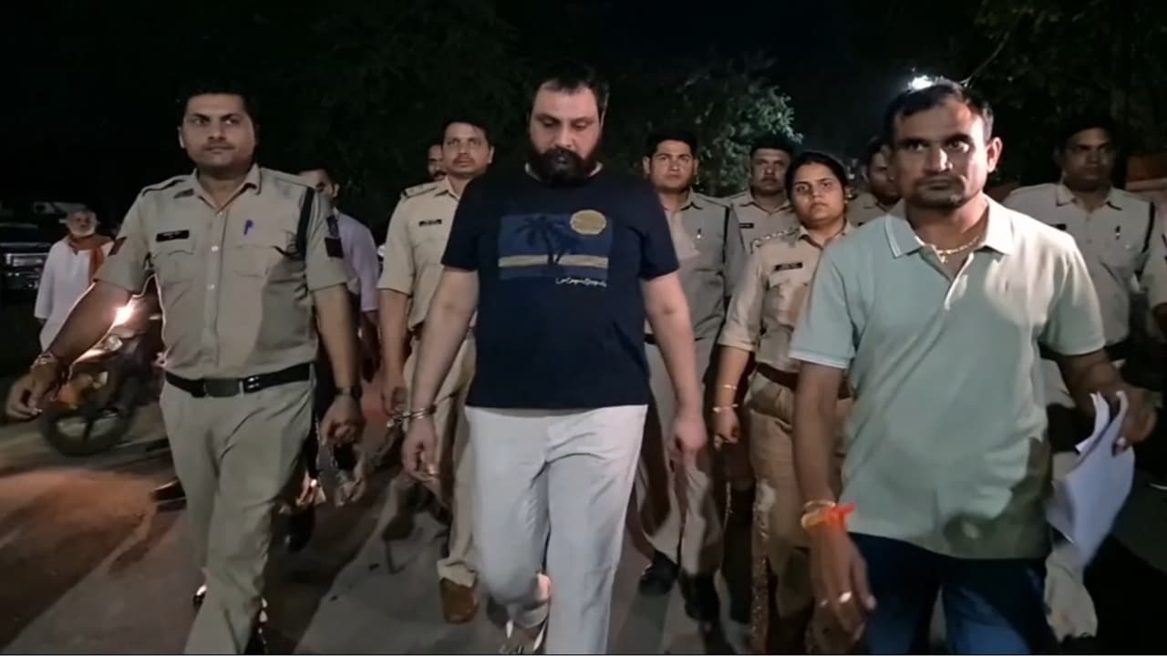 Harda Crime News: कांग्रेस नेता ने की युवक की हत्या! पुलिस की चकमा देकर ससुराल में छिपा था आरोपी, 3 साल बाद पहुंचा सलाखों के पीछे