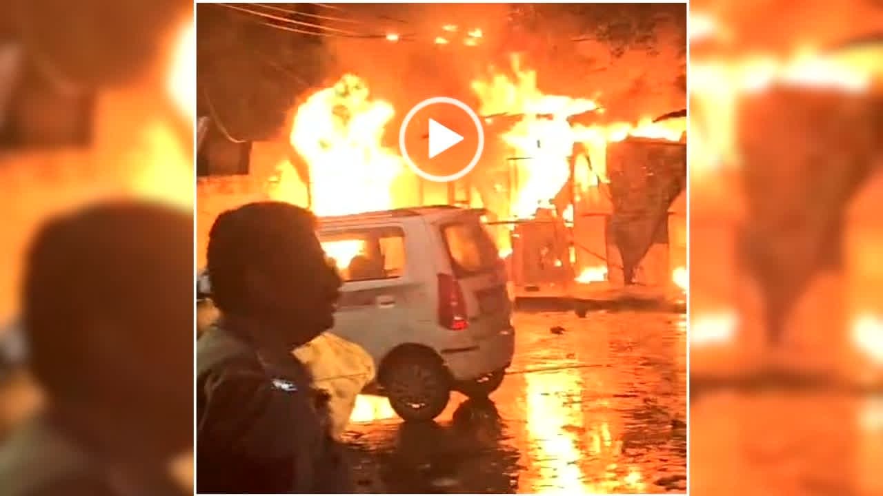 Narmadapuram Fire Video: शहर में आधी रात धधकती आग ने मचाया तांडव, देखते ही देखते कई दुकानें जलकर खाक, सामने आया भयावह वीडियो/image: IBC24 File