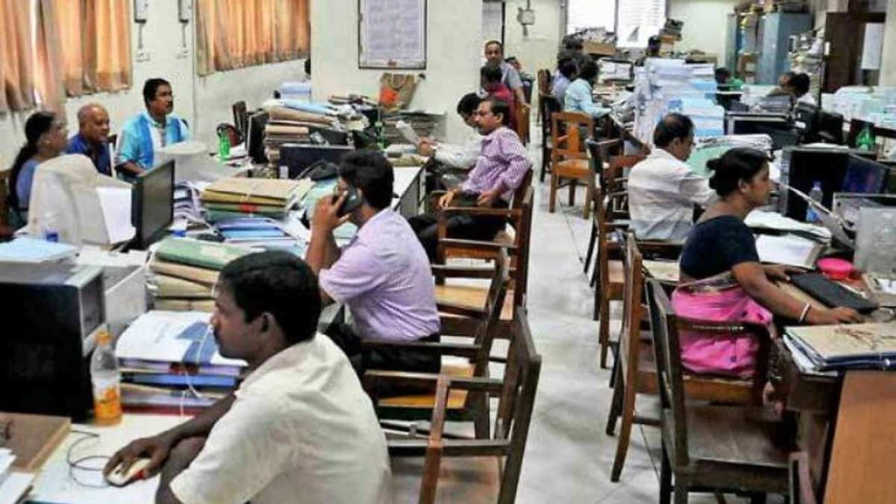 Govt Employee Suspension Period: कितने दिन सस्पेंड रह सकता है सरकारी कर्मचारी? निलंबन अवधि को लेकर हाईकोर्ट का बड़ा फैसला, बताई ये वजह