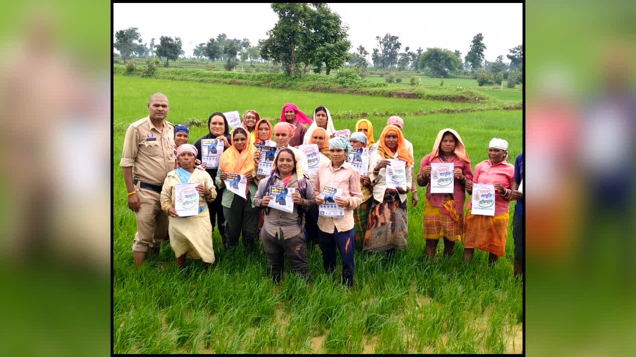 Aarang Police Cyber Awareness : खेतों में पहुंची पुलिस, किसानों को दिया साइबर ठगी से बचने का मंत्र! एक गलती और खाली हो सकता है बैंक अकाउंट