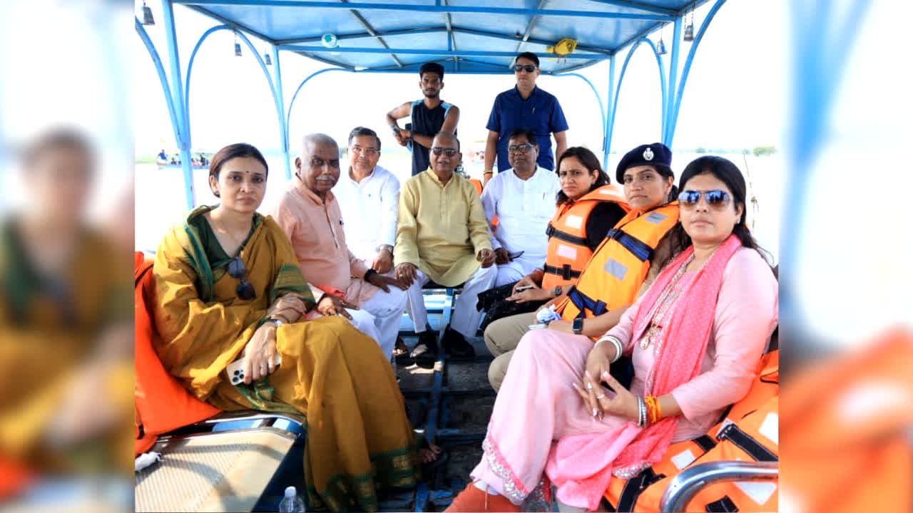 Flood Relief in Farrukhabad: बाढ़ में डूबे घर, लेकिन बच्चों की पढ़ाई नहीं रुकी! फर्रूखाबाद के राहत शिविरों में स्मार्ट क्लास से लेकर खेलकूद तक की खास व्यवस्था