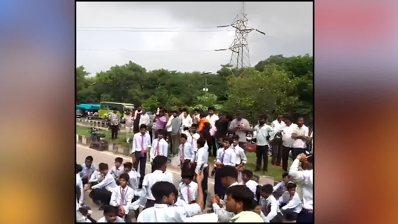 Lucknow Gen-Alpha Protest : Gen-Z के बाद अब ‘Gen-Alpha’ की बारी! ‘टीचर लाओ, भविष्य बचाओ’ के नारों से राजधानी में मचा बवाल