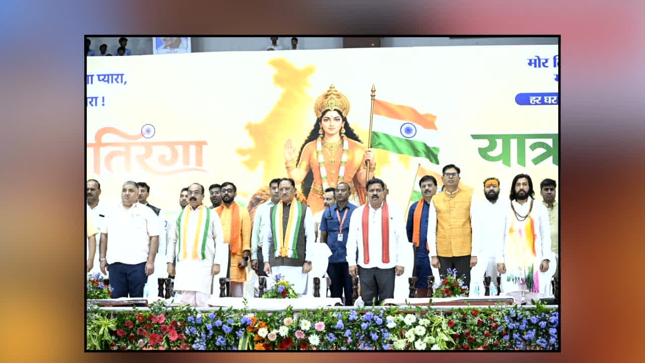 Raipur Tiranga Yatra : तिरंगे के रंग में रंगी राजधानी! हजारों लोगों के साथ CM साय ने निकाली भव्य तिरंगा यात्रा, 1 KM लंबा तिरंगा बना आकर्षण