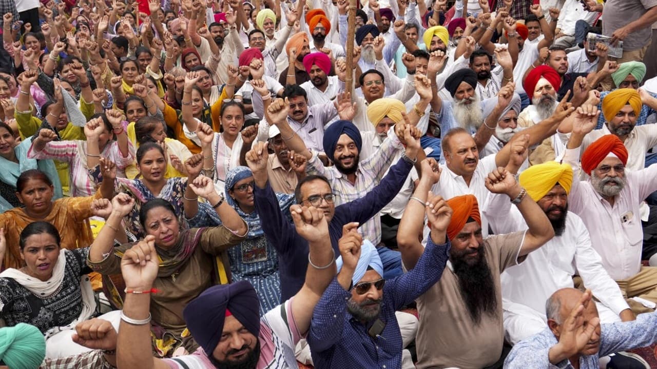 State Employees Strike: राज्य के कर्मचारियों को बढ़ेगा महंगाई भत्ता? इस दिन प्रदेश स्तरीय प्रदर्शन करेंगे सरकारी कर्मी, जानिए और क्या है उनकी मांगे