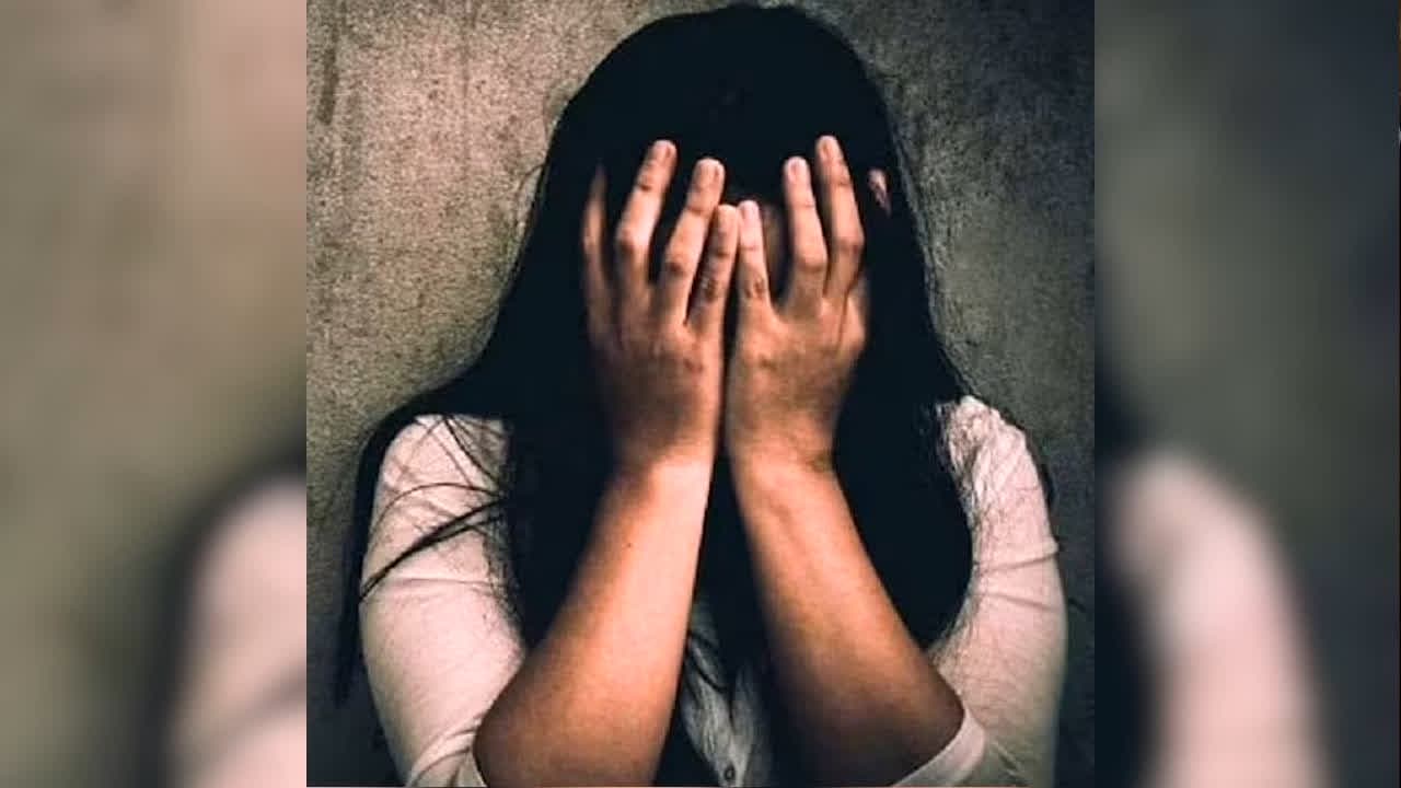 Sidhi Crime News: एक बार फिर शर्मसार हुआ रिश्ता, चाचा ने नाबालिग भतीजी को बनाया हवस का शिकार, खाना देने के लिए पहुंची थी रूम