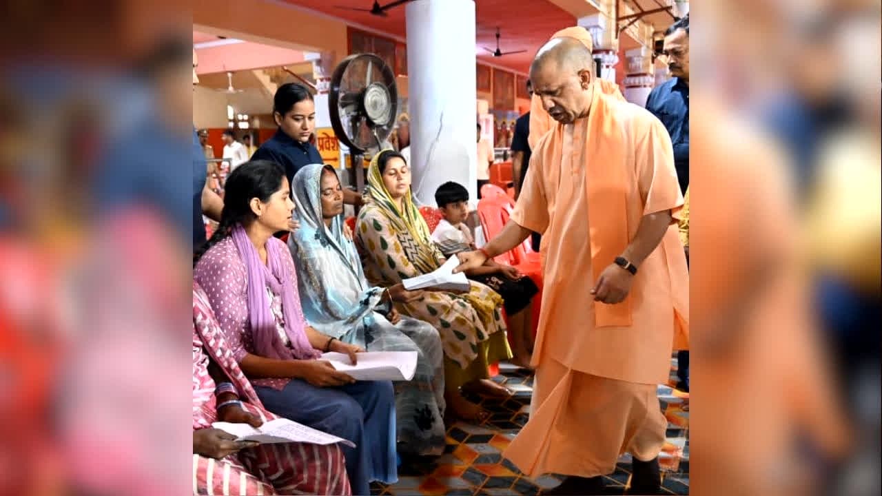 CM Yogi Adityanath Janta Darshan: बारिश के बावजूद मुख्यमंत्री योगी ने किया जनता दर्शन, 200 लोगों की सुनीं समस्याएं, बोले- सबकी समस्या का होगा समाधान