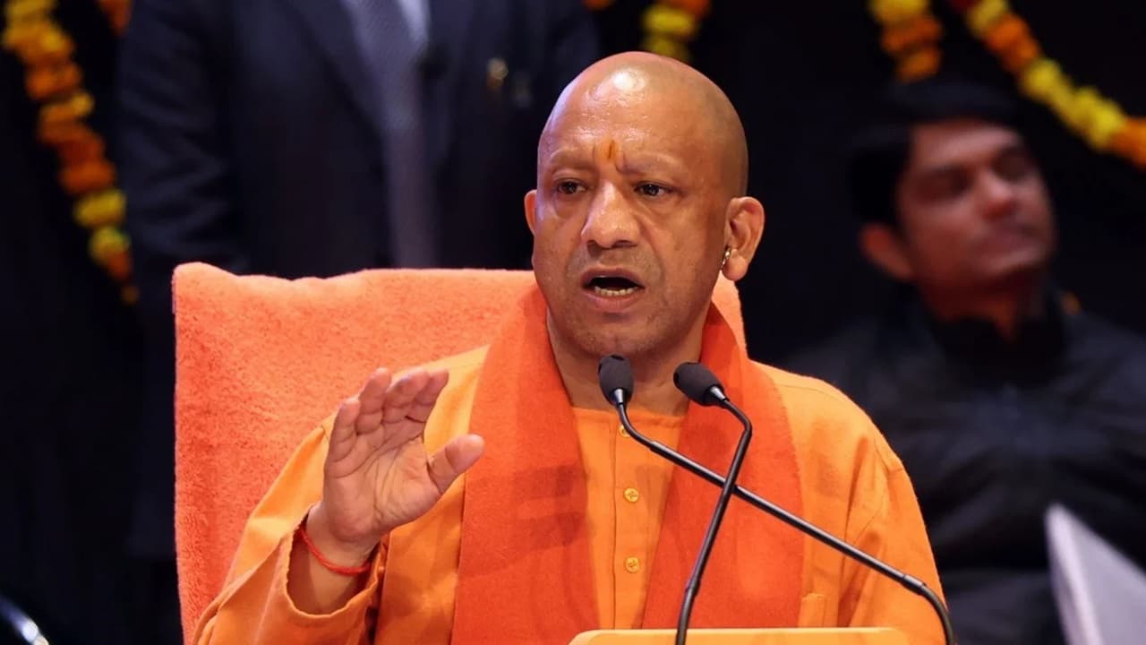 CM Yogi News: स्वर्ण भारत ट्रस्ट के 25वें स्थापना दिवस समारोह में शामिल हुए सीएम योगी, कहा- नई पीढ़ी के हृदय में भारत हो, ‘जय श्रीराम’ के उद्घोष से गूंजा परिसर