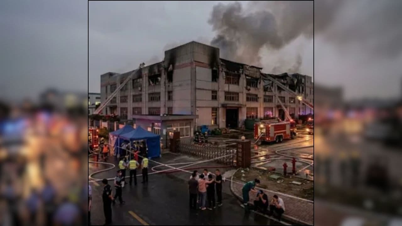 China Factory Fire: कपड़ा फैक्टरी में लगी आग, देखते ही देखते मची अफरातफरी, चपेट में आने से 8 लोगों की मौत, मचा हड़कंप