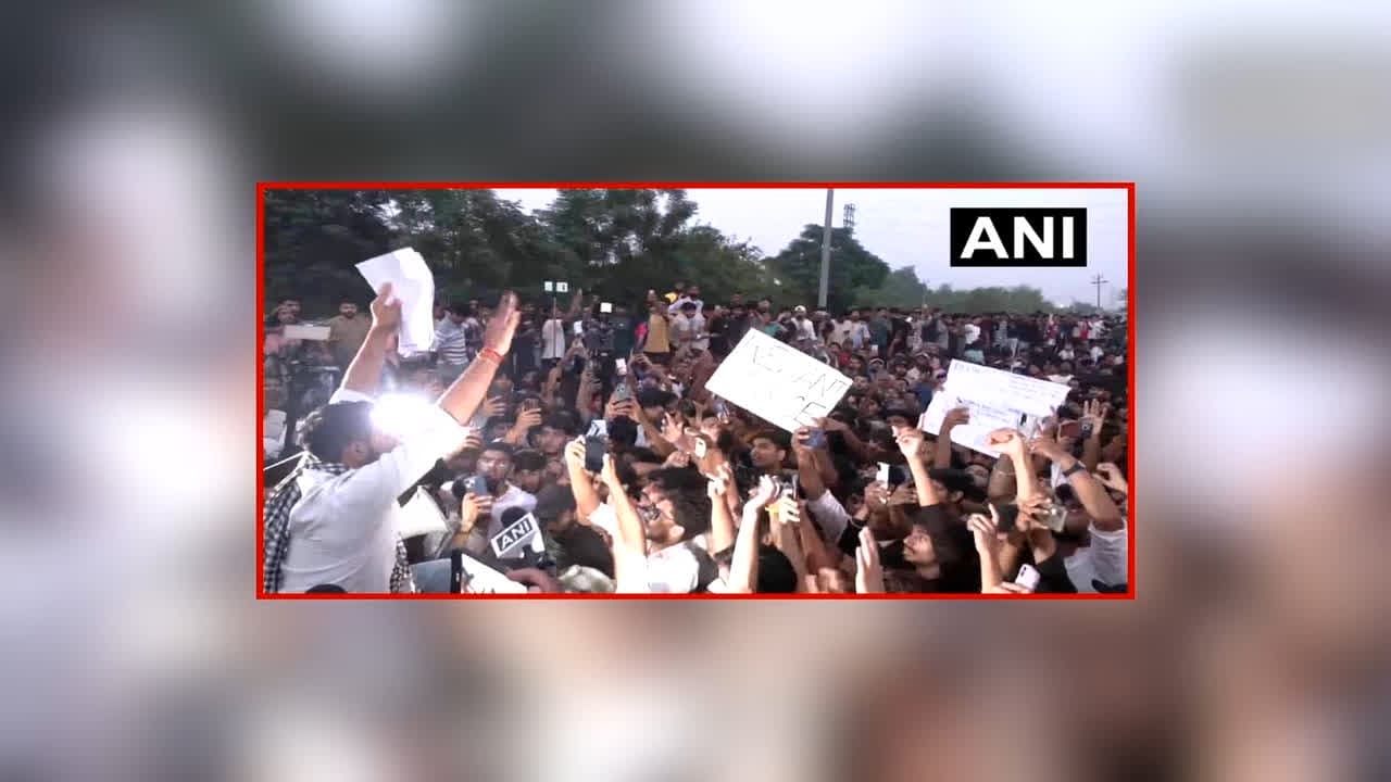 LPU Student Protest Update: LPU के बाहर प्रदर्शन कर रहे छात्रों और पुलिस के बीच झड़प, कई वाहनों को किया गया आग के हवाले