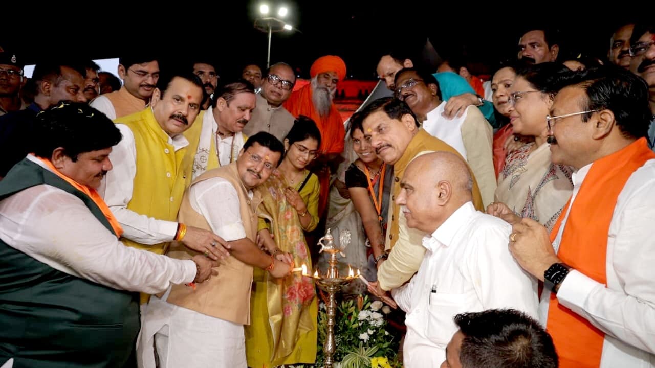 MP Seva Sankalp Abhiyan: MP में सेवा संकल्प अभियान का शुभारंभ, शिप्रा तट और महाकाल महालोक में 33.27 लाख दीये एकसाथ किये गये प्रज्ज्वलित, बना वर्ल्ड रिकार्ड