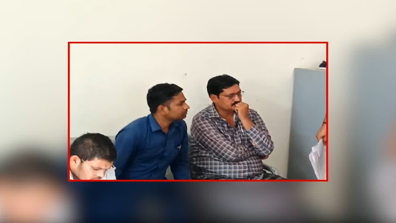 Patwari Arrested In Panna: केन-बेतवा परियोजना का मुआवजा दिलाने के नाम पर मांगी रिश्वत, लोकायुक्त की टीम ने पटवारी को रंगे हाथों किया गिरफ्तार