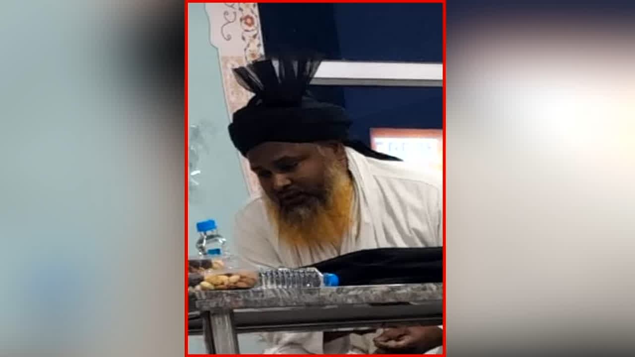 Raipur Imam Dismiss News: सामाजिक समरसता बिगाड़ने वाले रायपुर के इस इमाम पर बड़ी कार्रवाई, किया गया बर्खास्त, जानें क्या है पूरा मामला
