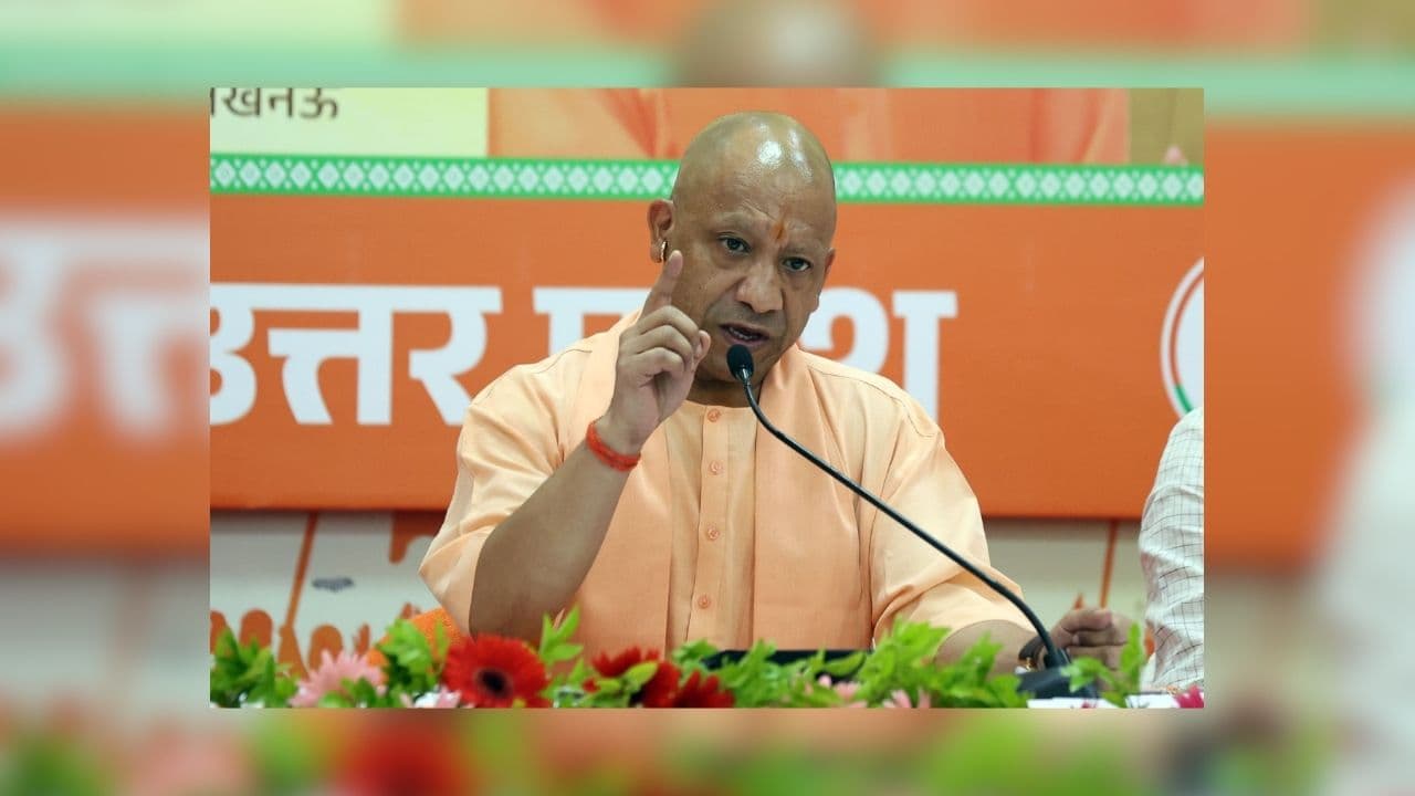 UP Seva Sankalp Abhiyan: PM मोदी की 25 साल की यात्रा पर CM योगी का बड़ा प्लान, बड़नगर और काशी के बीच निकलेंगी 20 यात्राएं, 10 नदियों का जल जाएगा गुजरात