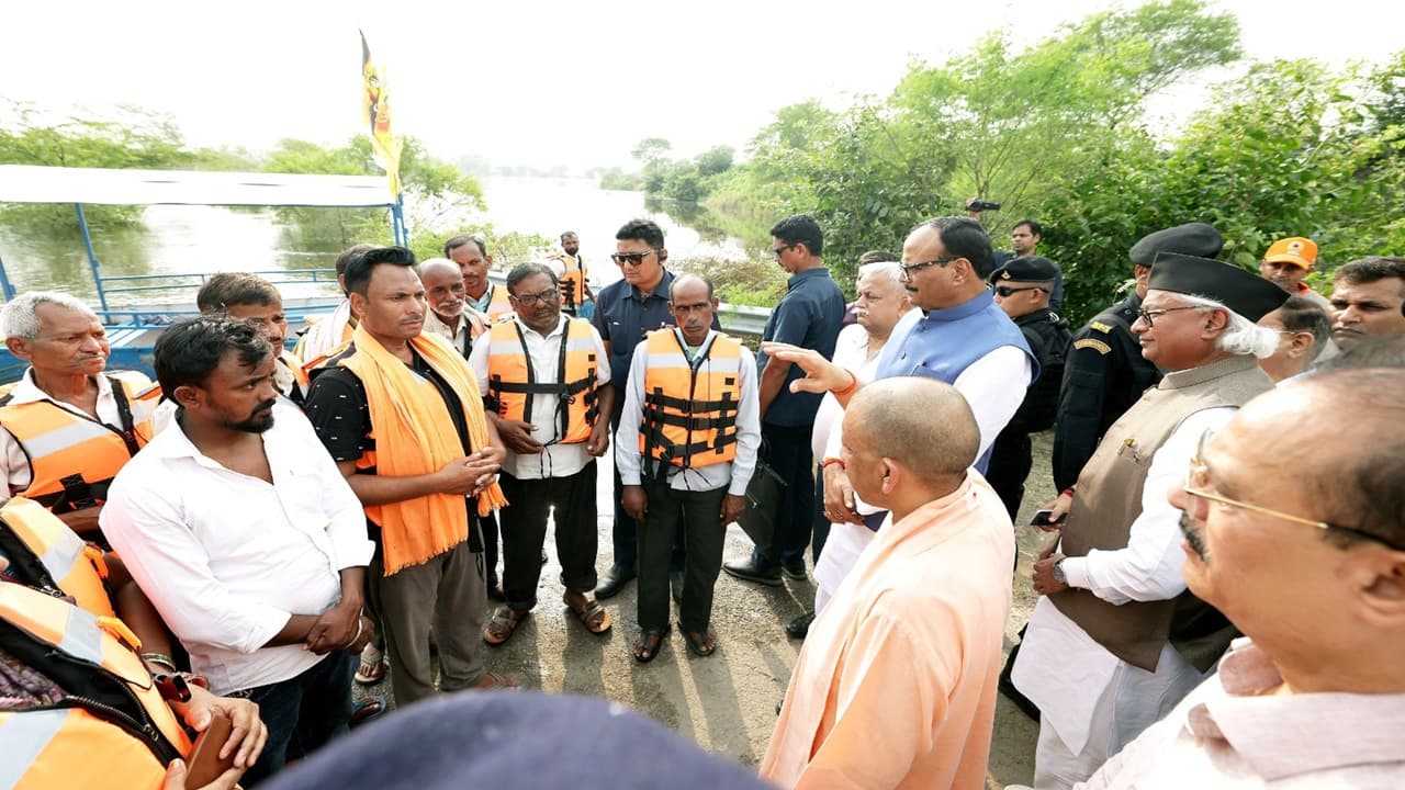 CM Yogi Latest News: फैजुल्लागंज से नैमिष तक नदी पर बनेगा तटबंध, बाढ़ प्रभावितों के मुलाकात के बाद सीएम योगी ने किया ऐलान, अफसरों को दिए ये भी निर्देश
