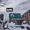 जम्मू-कश्मीर में लगातार तीसरे दिन बर्फबारी, श्रीनगर-जम्मू नेशनल हाईवे भूस्खलन के कारण बंद
