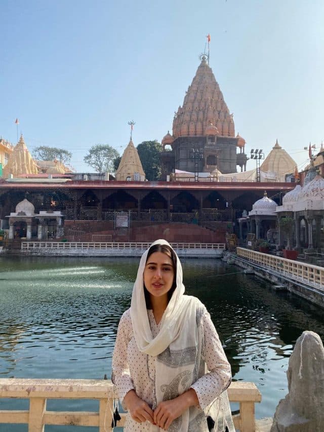 सारा अली खान ने खजराना गणेश मंदिर में किया पूजा, साथ में दिखीं मां अमृता सिंह- देखें PHOTOS
