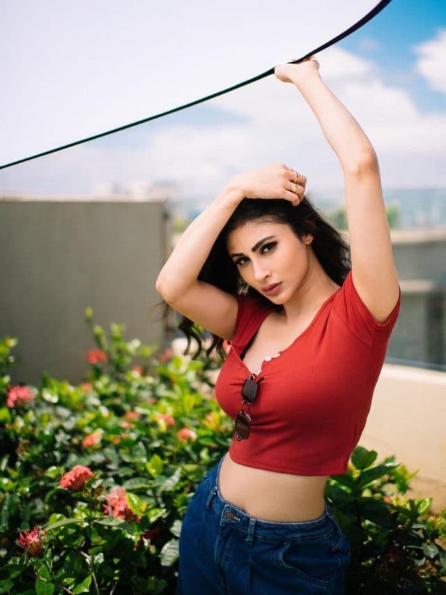Mouni Roy ने चुस्त लाल टॉप और नीली जींस पहन दिए कातिलाना पोज़